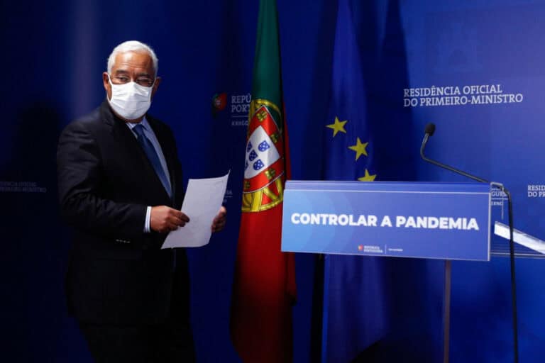 Governo alerta para "documento falso" e diz que está a "preparar os passos de desconfinamento"