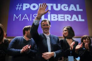 Partidos da direita ultrapassam o PS com impulso dos liberais