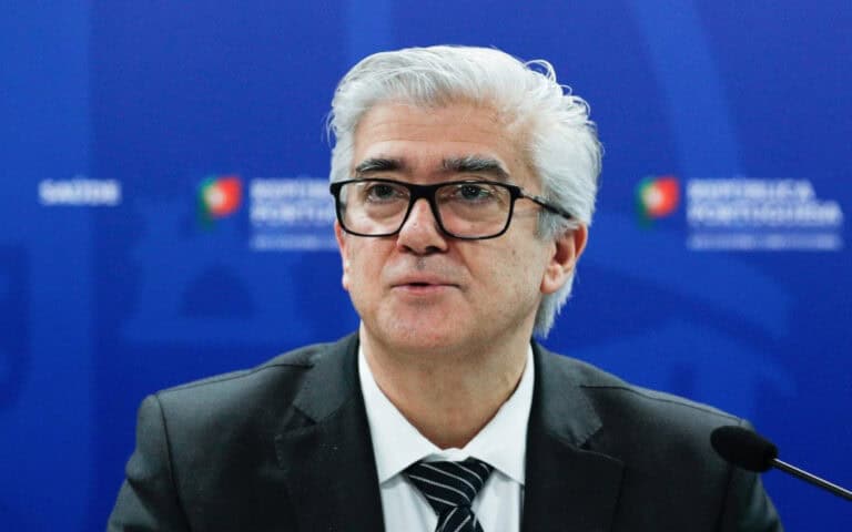 Alargado intervalo entre primeira e segunda dose da vacina da Pfizer