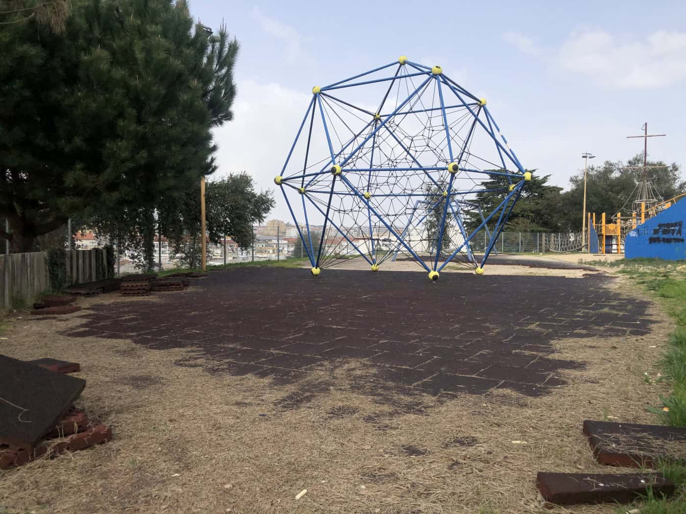 CMB vai reabilitar parque infantil nas Camélias e criar parque canino