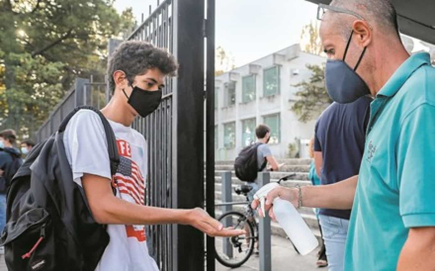 Governo recua e inclui financiamento de testes no ensino privado