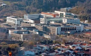 Fundação."A" quer conhecer dados; "B" é totalmente contra e "C" pede referendo