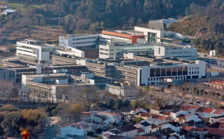 Fundação."A" quer conhecer dados; "B" é totalmente contra e "C" pede referendo