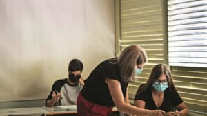 Vacinação de professores e funcionários arranca no próximo fim de semana