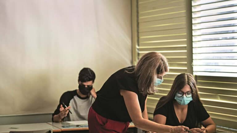 Vacinação de professores e funcionários arranca no próximo fim de semana