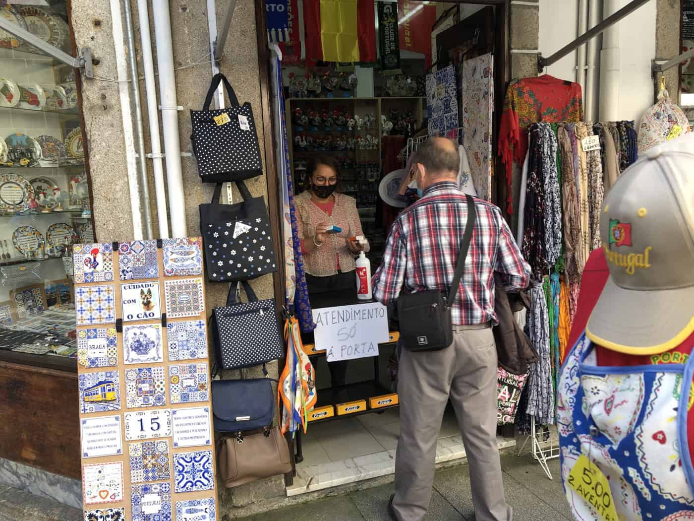 Braga. Reabertura do comércio no primeiro dia de desconfinamento ainda a meio gás