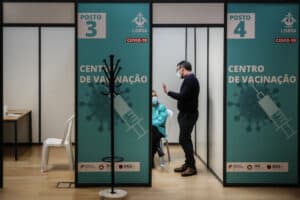 Task force admite hipótese de incluir ensino superior nos grupos de vacinação