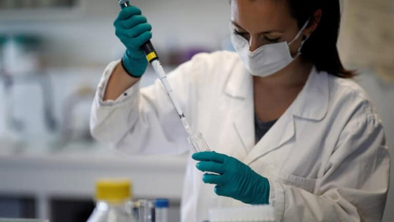 Investigadores portugueses descobrem fármaco que reduz em 50% efeitos da Covid-19