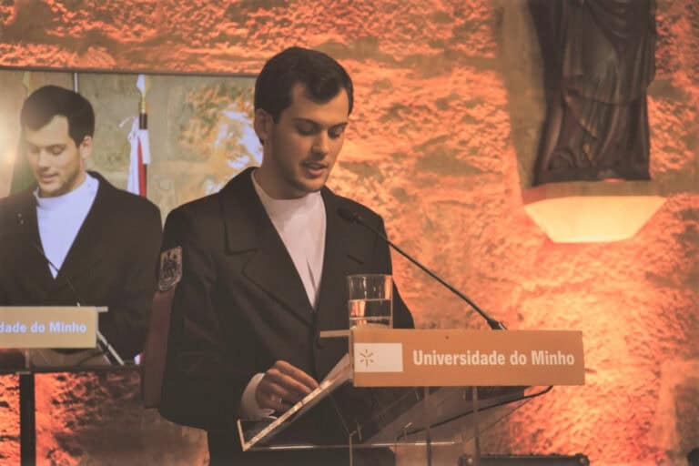 Abandono escolar e saúde mental discutidos no encontro entre AAUM e ministro