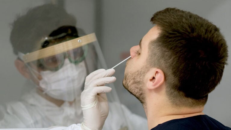 Postos de testagem em universidades, transportes públicos e grandes eventos