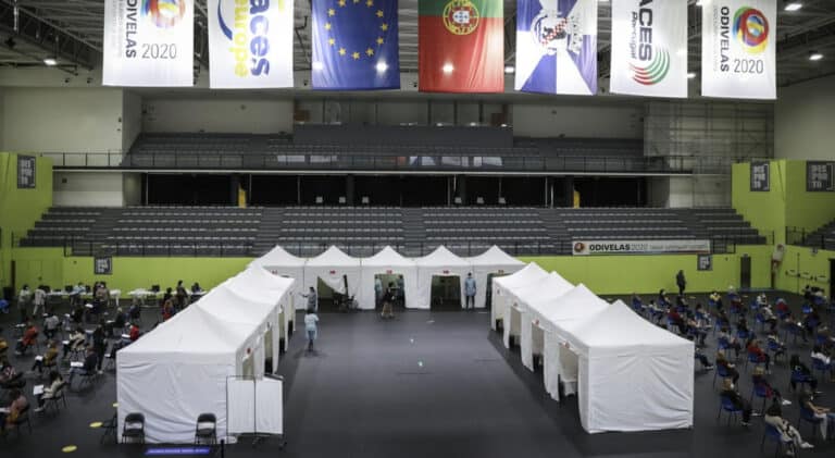 Vacinação em massa vai precisar de 5.200 profissionais de saúde