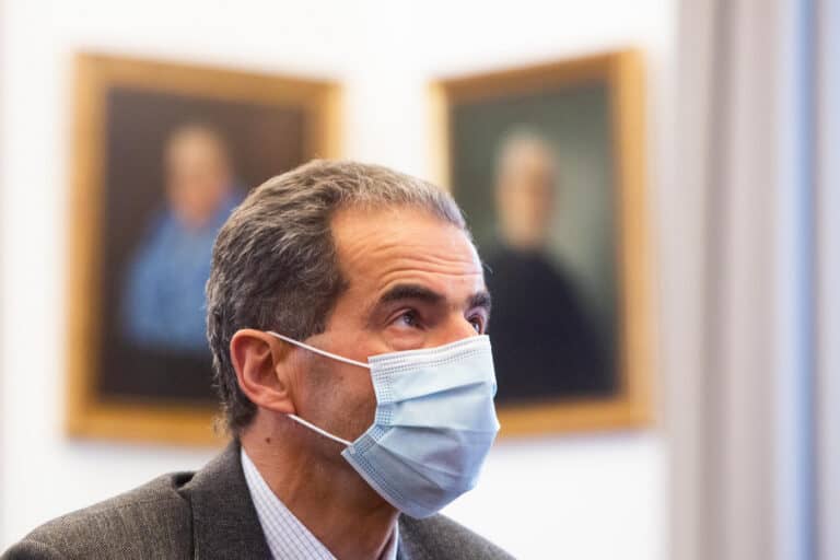 Quem trabalha no ensino superior não é prioritário no processo de vacinação