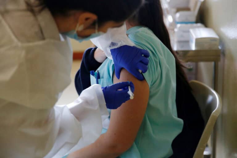 Terceira dose da vacina da Pfizer "provavelmente necessária"