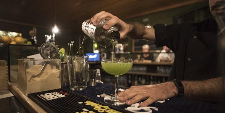 GNR fecha festa ilegal com 23 pessoas num bar em Guimarães