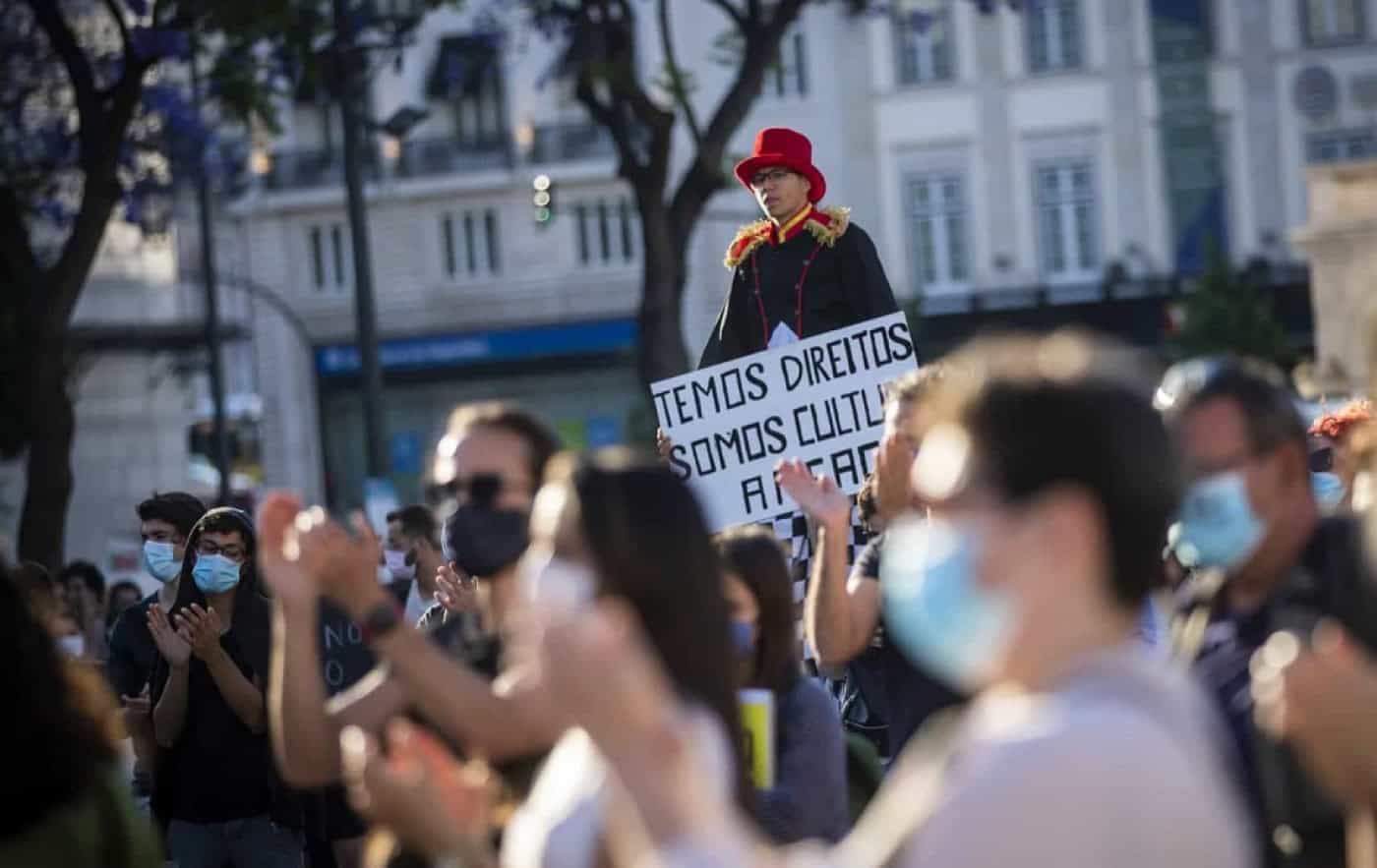 Profissionais da Cultura juntam-se hoje num velório pelo setor em sete cidades