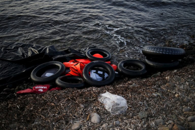 Pelo menos 17 imigrantes morreram a bordo de um barco encontrado à deriva nas Canárias