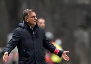 Carlos Carvalhal pede reflexão no futebol nacional. "Para o ano andamos à porrada..."