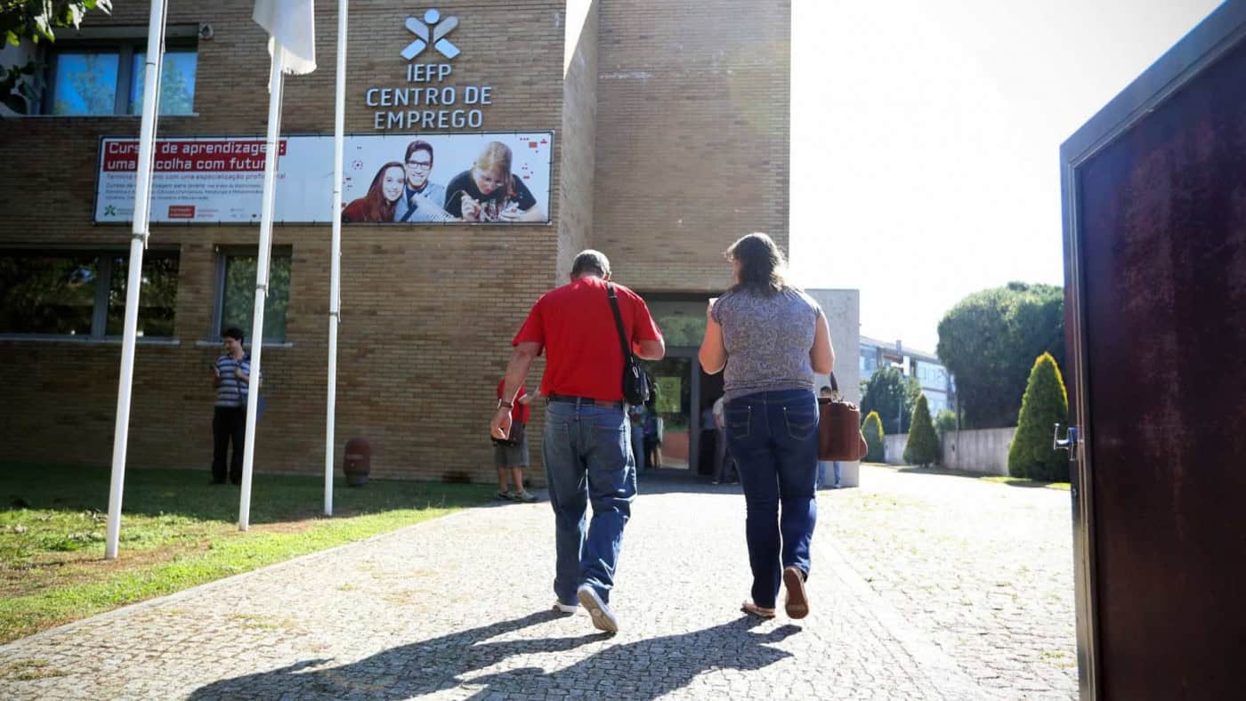 Taxa de desemprego desce em março para mínimo de 10 meses