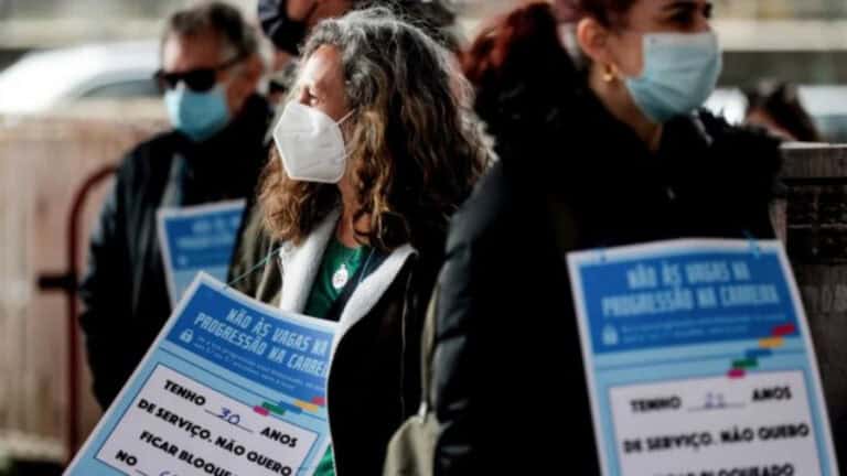 Professores manifestam-se à porta do Conselho de Ministros