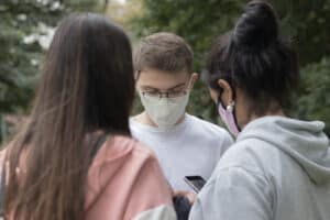 AAUMinho distribui máscaras e ausculta os alunos das residências em Azurém