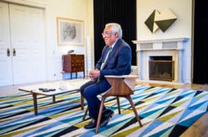 Costa quer mais funcionários públicos e reforma das profissões reguladas