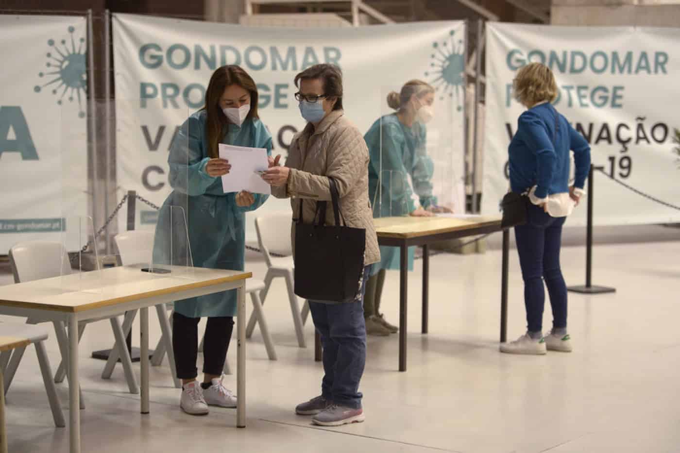 Cerca de 100 mil pessoas vacinadas na quinta-feira. Meta antecipada uma semana