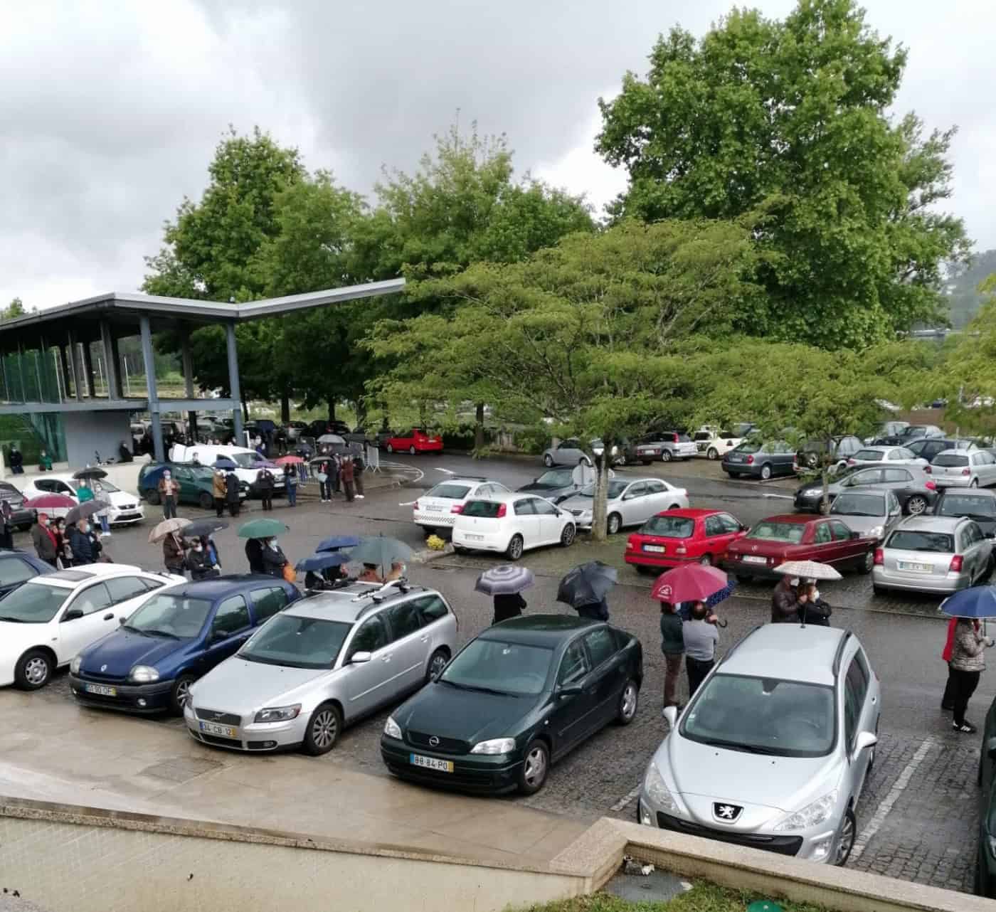 Acumulação de marcações justifica filas de espera no centro de vacinação de Famalicão