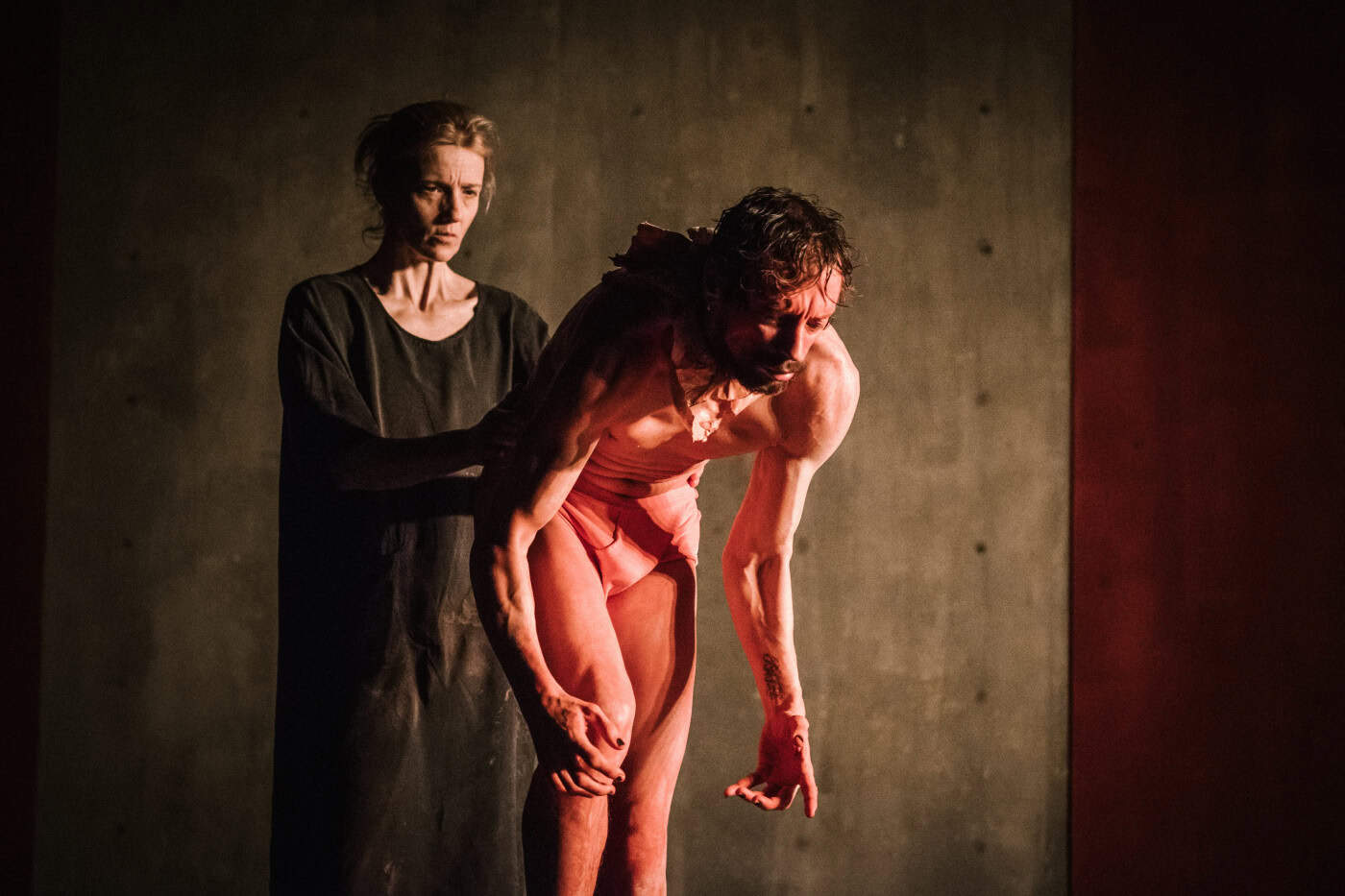 Vigiados por uma figura austera, Beatriz Batarda e Romeu Runa retratam ‘Perfil Perdido'