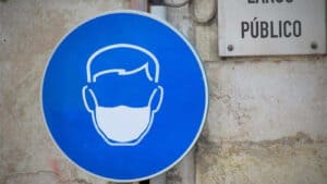 Fim do uso de máscara no final do verão é cenário "otimista mas viável"