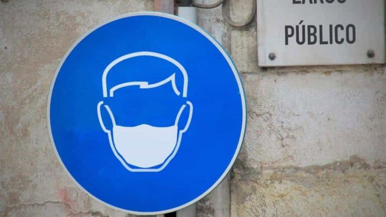 Fim do uso de máscara no final do verão é cenário "otimista mas viável"