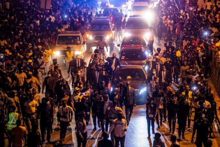 Marcelo saudado por multidão à chegada à Guiné-Bissau