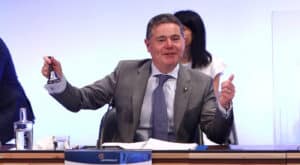 Eurogrupo perspetiva 70% da população da Europa vacinada até ao verão&nbsp;