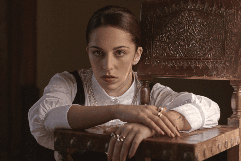 Com o fado "na voz e no sangue", Sara Correia atua no Theatro Circo