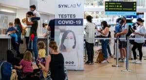 Enchentes de turistas britânicos no aeroporto de Faro para regresso ao Reino Unido