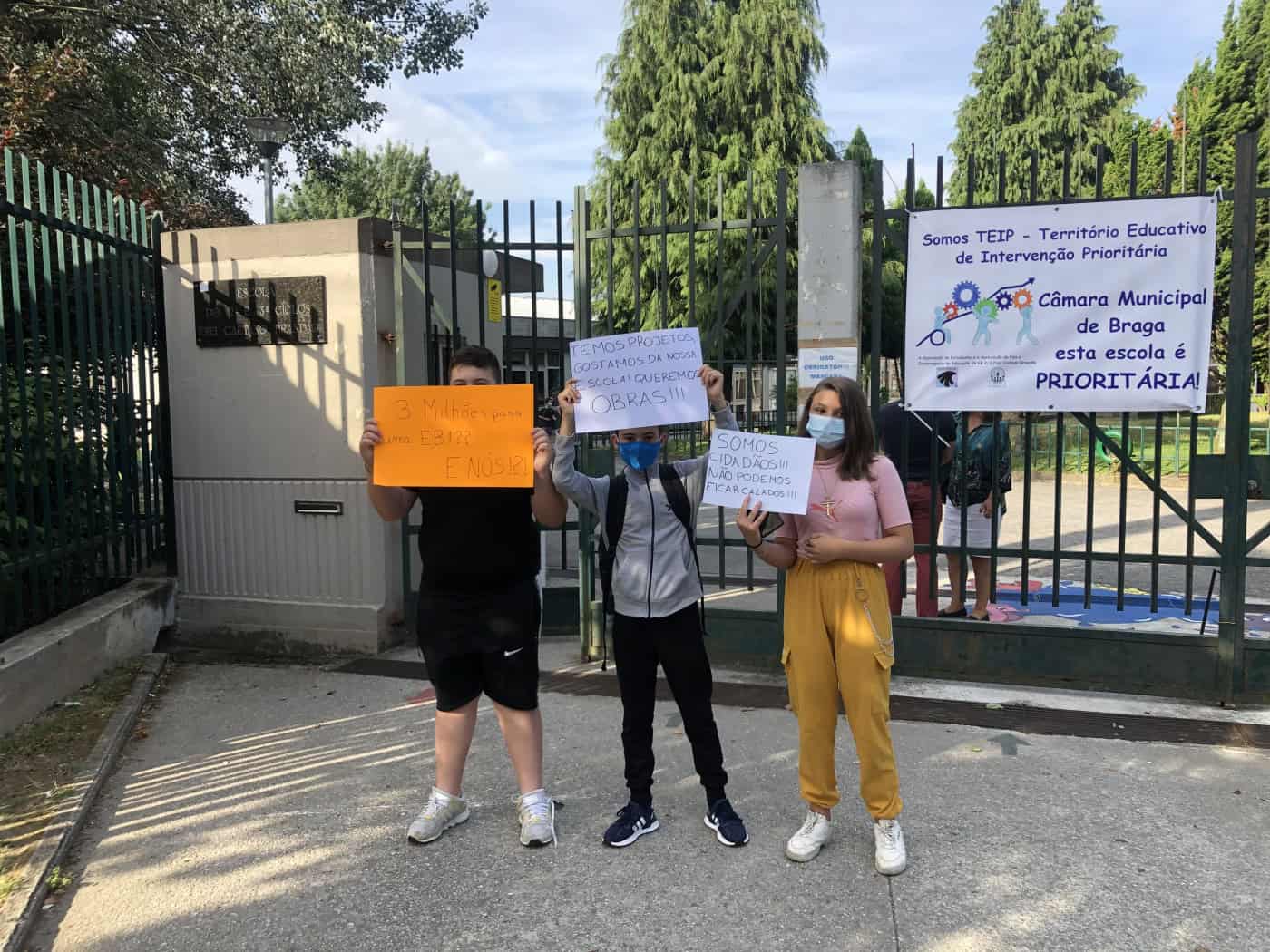 Pais e alunos da Frei Caetano Brandão reivindicam obras em escola com 39 anos