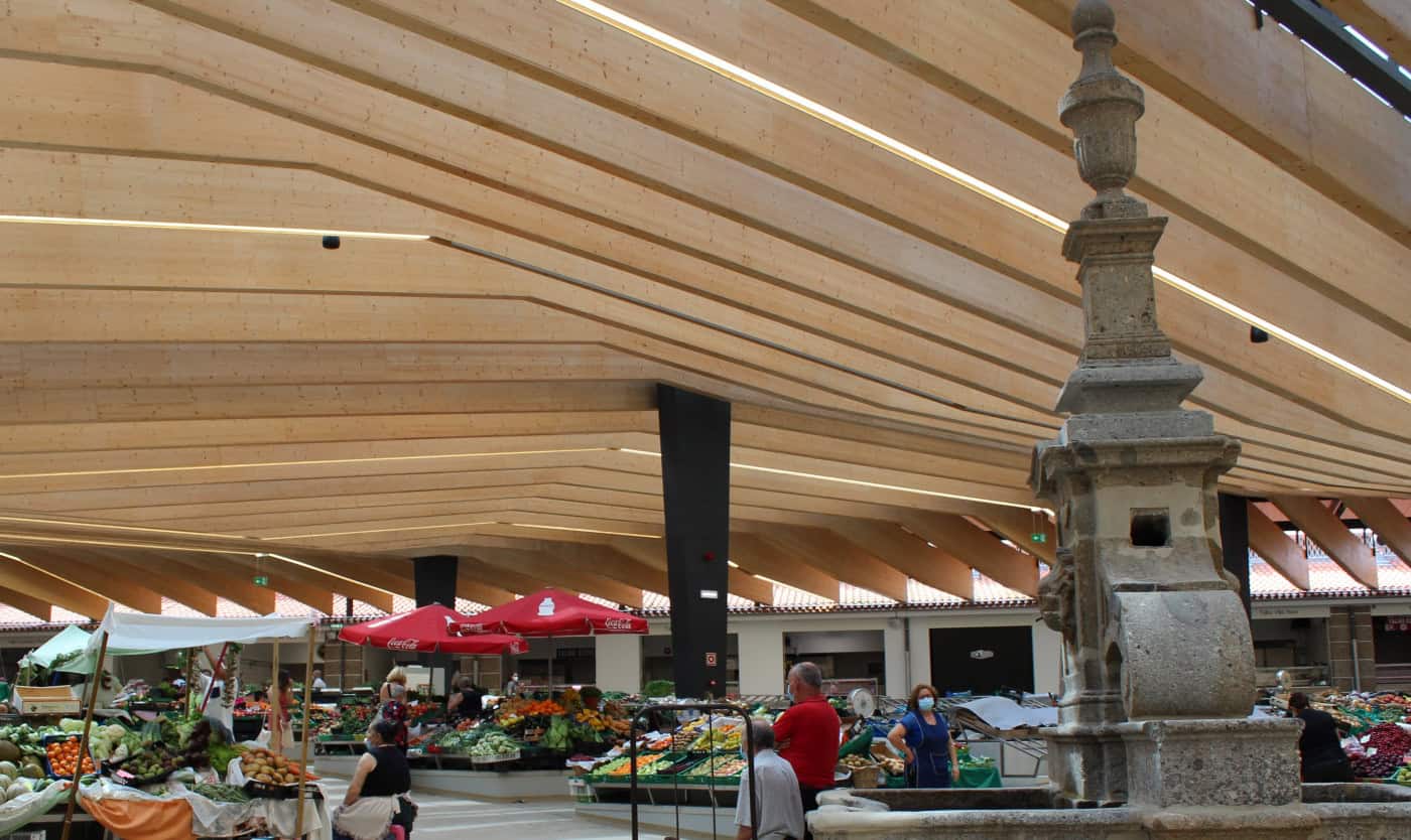 Vendedores do novo mercado de Braga com prejuízos diários devido ao calor