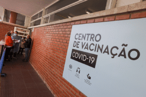Maiores de 55 anos podem ser vacinados sem marcação prévia a partir de hoje