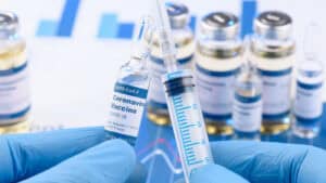 Cinco mortos e 1.231 infetados entre pessoas com vacinação completa