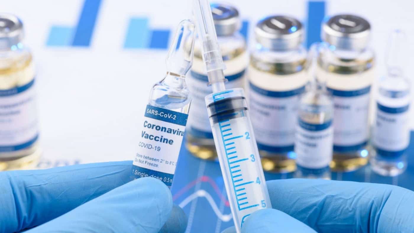 Cinco mortos e 1.231 infetados entre pessoas com vacinação completa