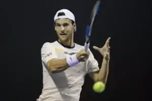 Tenista João Sousa volta a ser o número um português