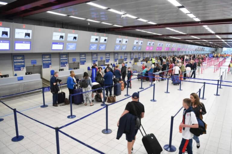 Tráfego aéreo de passageiros cai 86% em abril face a 2019