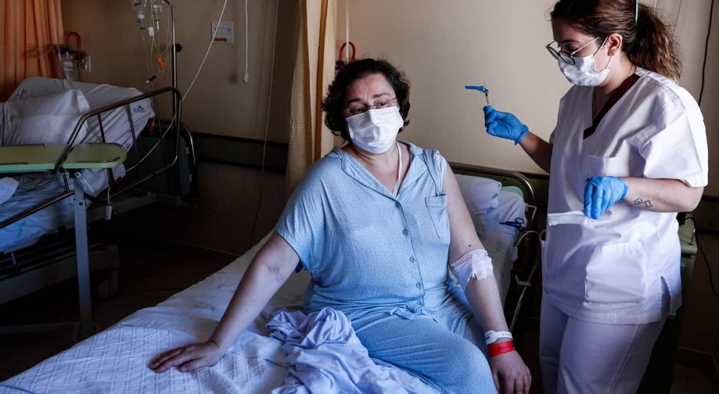 Um terço da população com vacinação completa