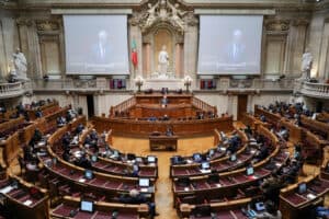 Parlamento debate hoje 35 horas de trabalho semanais e 25 dias de férias