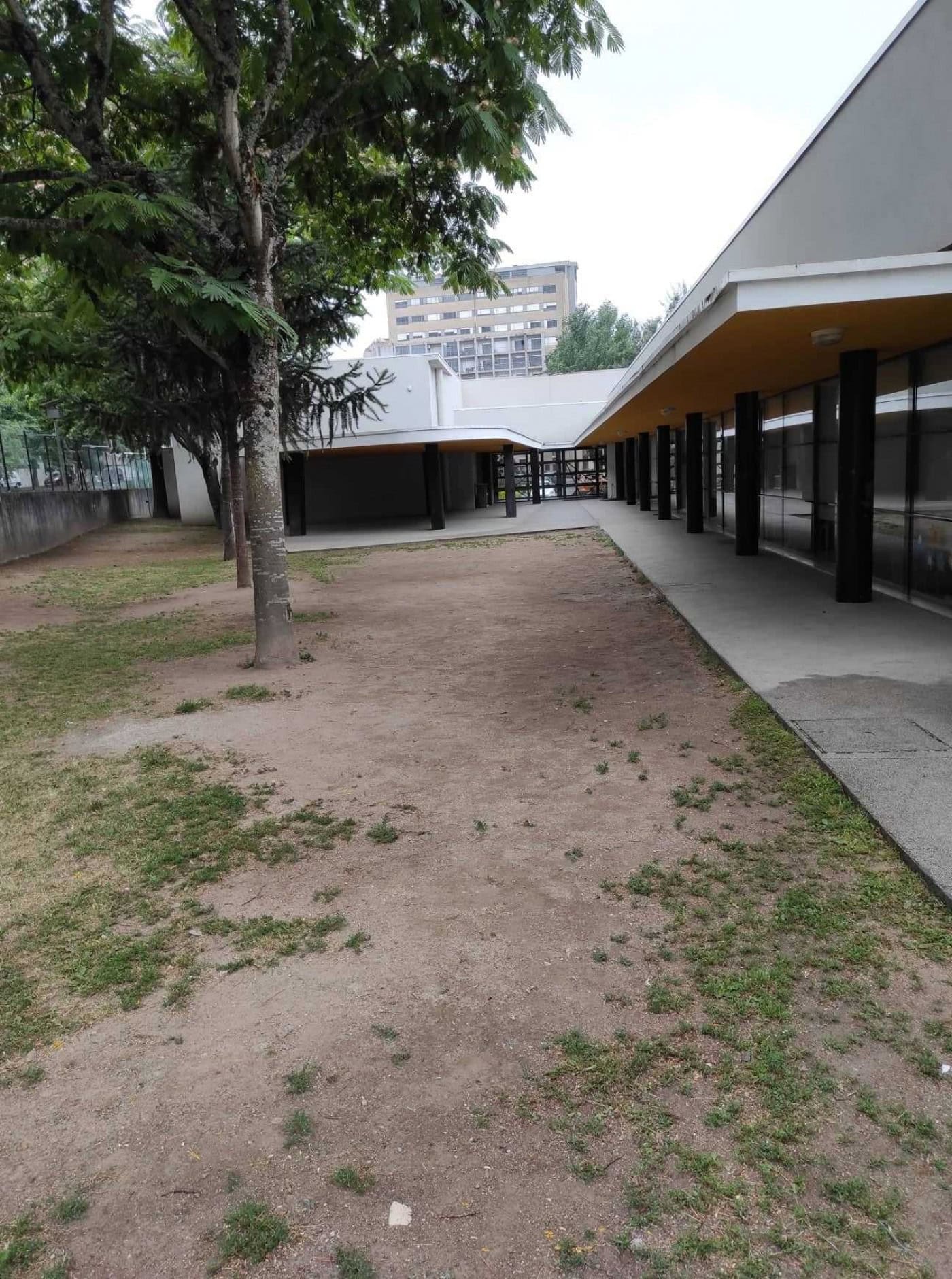 EB Santa Tecla continua com espaço exterior por arranjar 2 anos depois de protesto