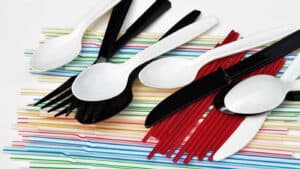 Plásticos de utilização única proibidos a partir de hoje&nbsp;