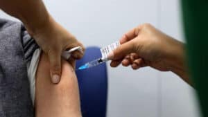 Todas as vacinas aprovadas na UE parecem proteger contra variantes&nbsp;