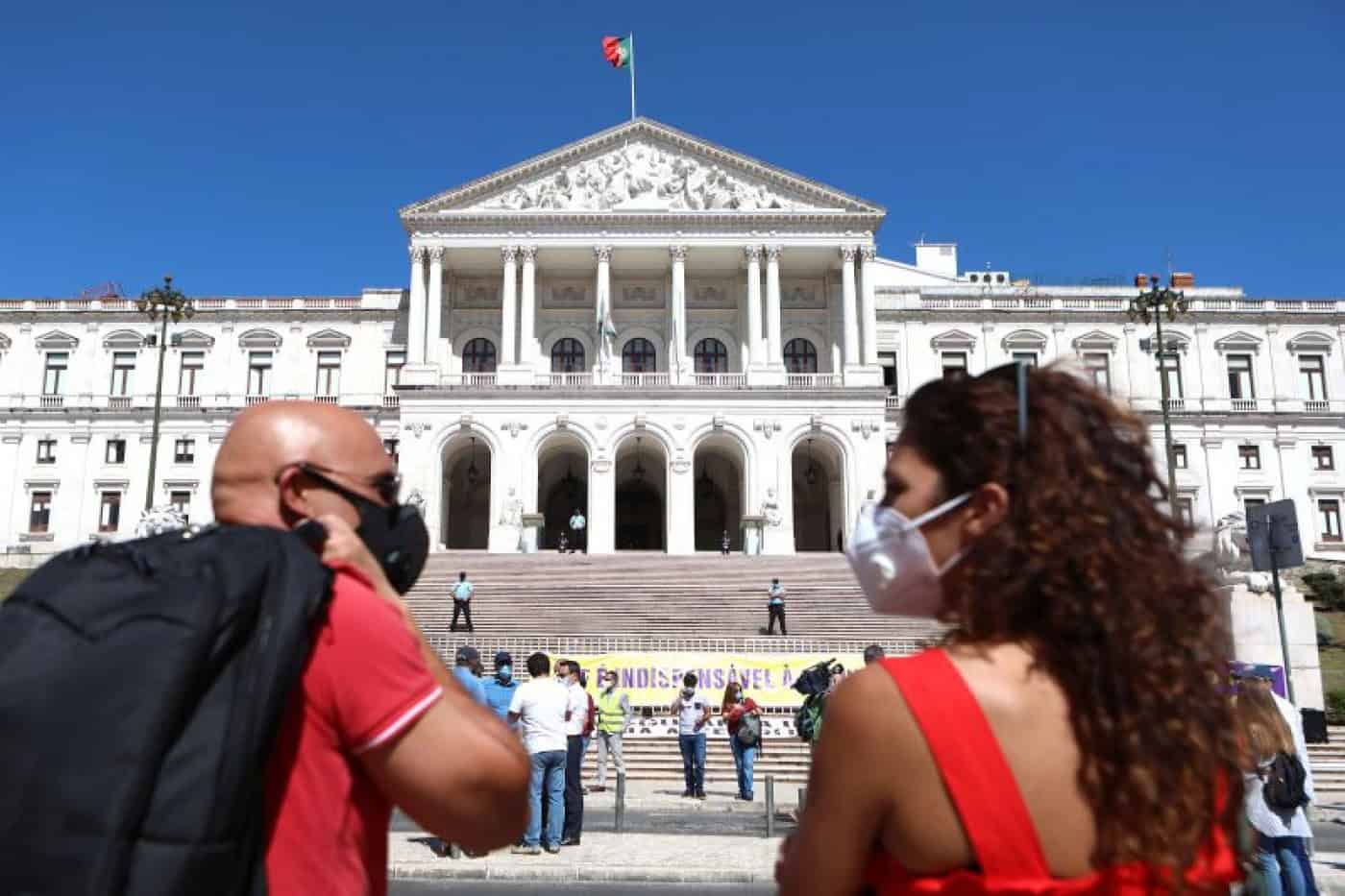 Duas centenas de inspectores do SEF contestam extinção do serviço