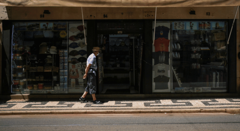 Portugal supera 900 mil infeções. Há mais 3.194 casos e 7 mortes