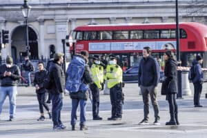 Só usa máscara quem quer. Reino Unido entra na última fase do desconfinamento