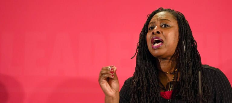 Deputada expulsa do Parlamento britânico por chamar "mentiroso" a Boris Johnson